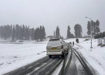 Cold Wave Intensifies In Kashmir, Gulmarg Coldest At Minus 9.0 Deg C
