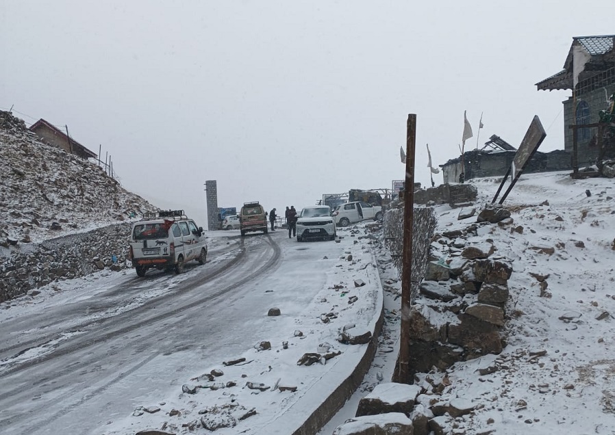 Mughal Road Closed After Fresh Snowfall