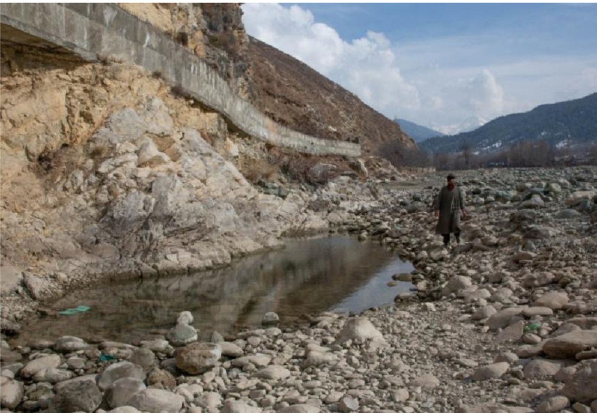 Shalimar Residents Complain Water Scarcity Amid Dry Spell