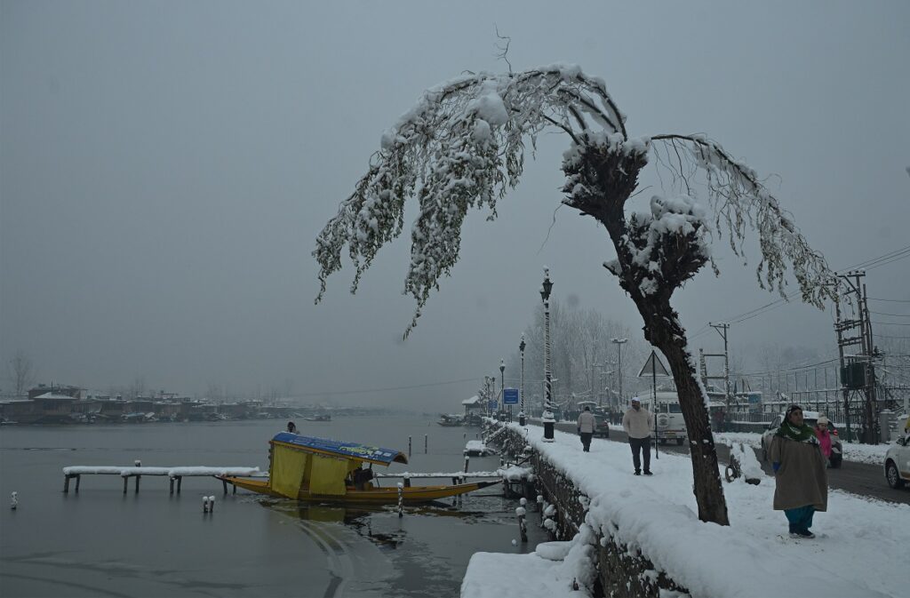 Kashmir Braces For More Snowfall From Jan 1