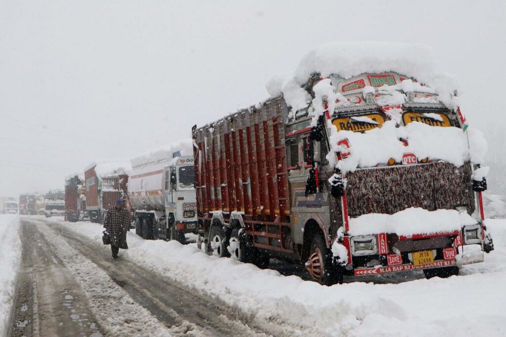 Heavy Snowfall Shuts Kashmir Highway, 200 Vehicles Stranded