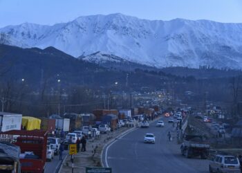 Srinagar-Jammu Highway Closure Leaves Hundreds Stranded At Qazigund
