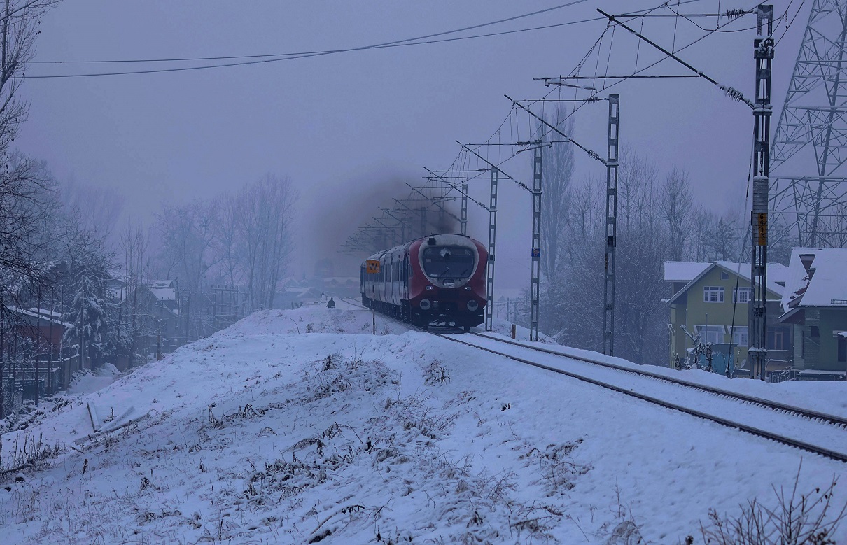 Snowfall Halts Banihal–Baramulla Train Services in Kashmir