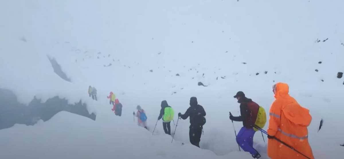 Over 1,000 Climbers Trapped on Tibetan Everest Amid Blizzard Kashmir