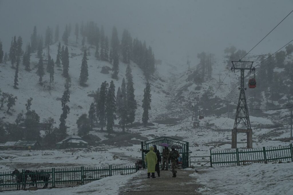 Light Snow In Kashmir Hills From Dec 18: MeT