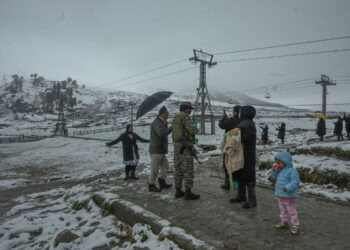 Early Snowfall Sparks Hope For Busy Winter Tourism Season In Kashmir