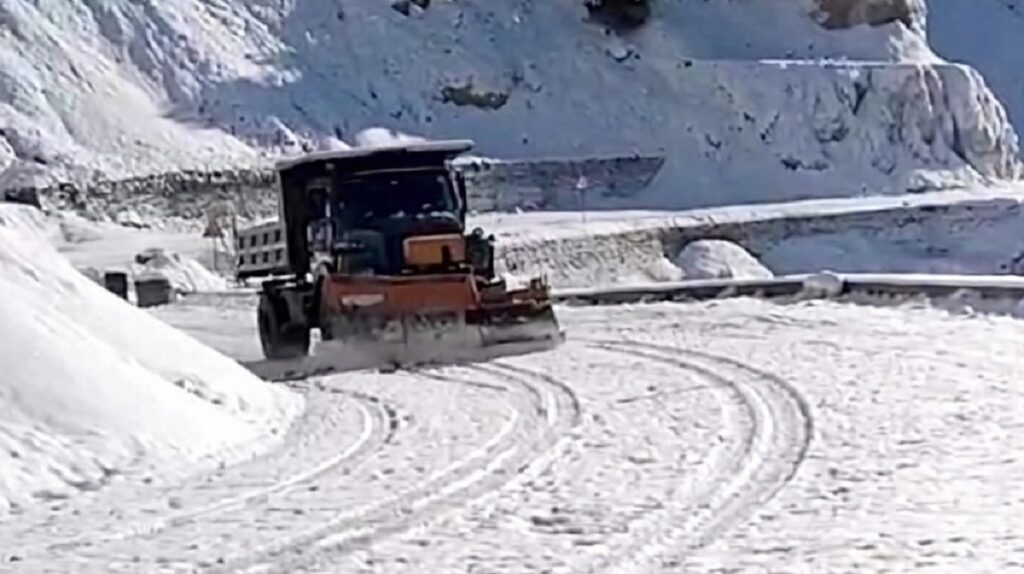 Fresh Snowfall in Higher Reaches, Srinagar–Leh Highway Closed