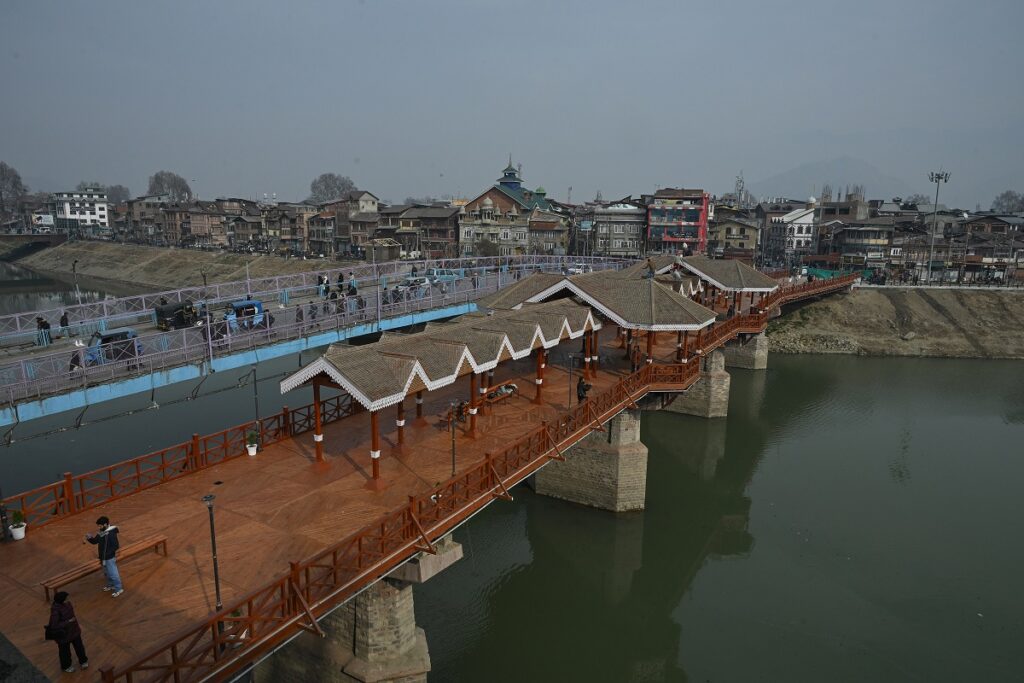LG Sinha Inaugurates Revamped Amira Kadal in Srinagar