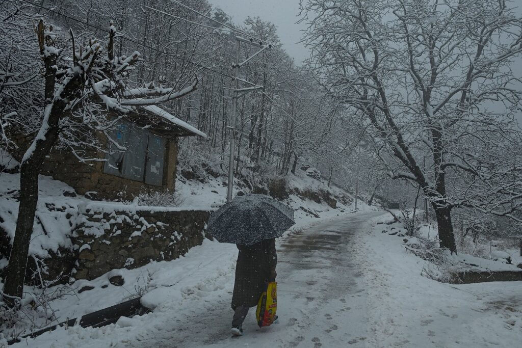 Fresh Snow Throws Life Out Of Gear Across Kashmir